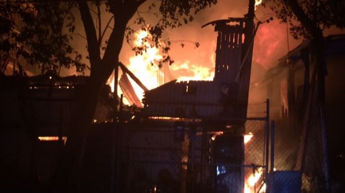 Incendio de Grandes proporciones en comunidad Alto del Cabro de Santurce

