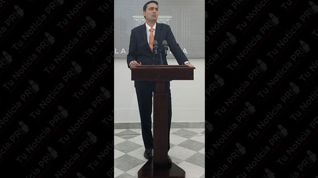  Comisi&oacute;n de Vieques somete informe al gobernador Rossell&oacute; Nevares sobre la situaci&oacute;n del municipio 