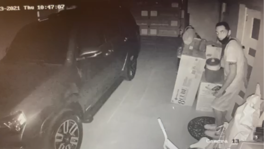  Video:&rdquo; El &ldquo;caco&rdquo; entr&oacute; a una casa en Caguas, prendi&oacute; el carro, abri&oacute; el port&oacute;n de la marquesina y se lo llev&oacute; 