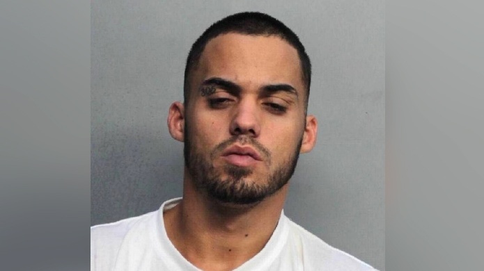 Se metiÃ³ en problemas por apuntar a un policÃ­a con el dedo en forma de pistola