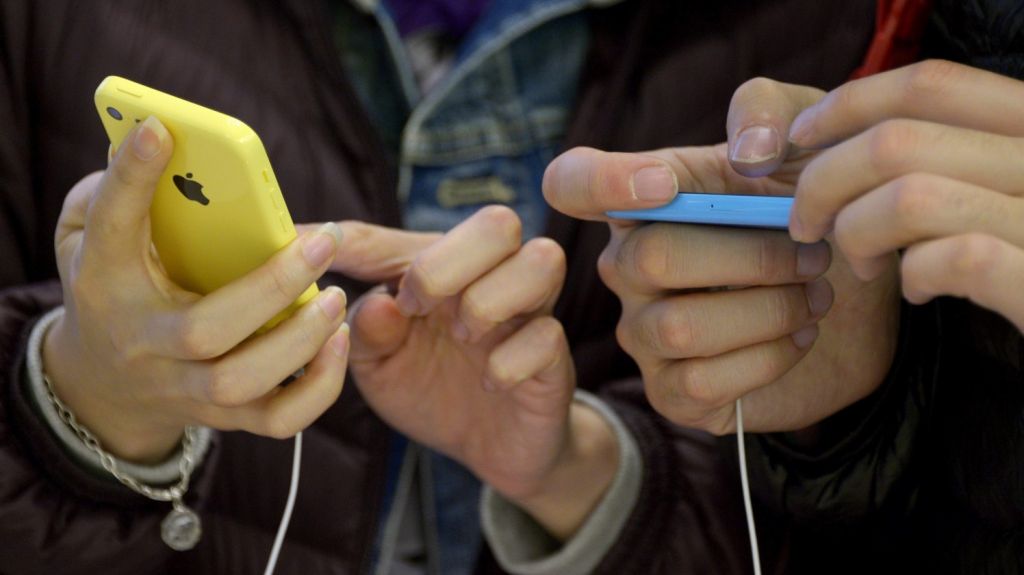  Estudio alerta a j&oacute;venes que adicci&oacute;n al tel&eacute;fono puede llevar a depresi&oacute;n 