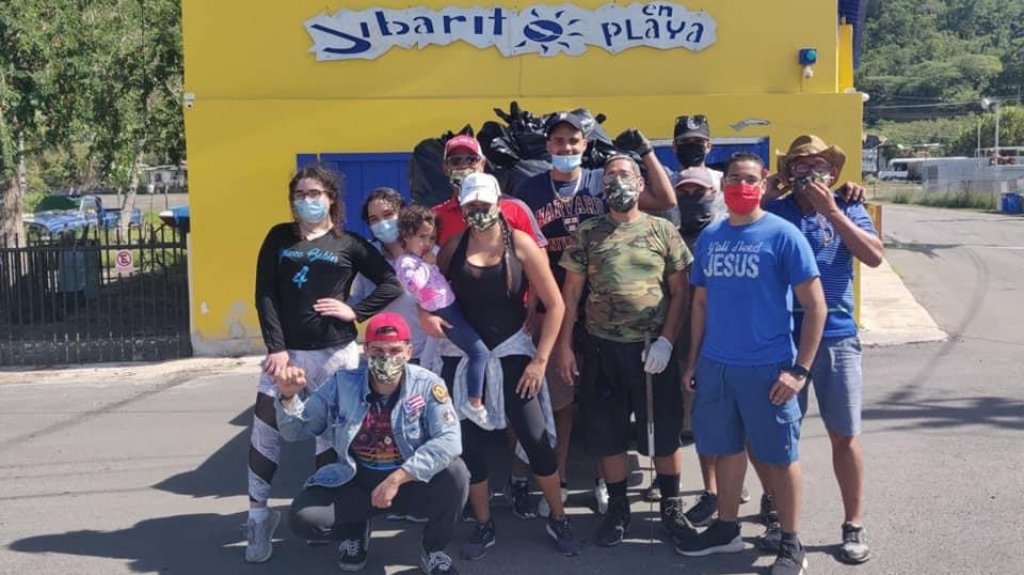  Una docena de j&oacute;venes toman la iniciativa de limpiar el malec&oacute;n de Gu&aacute;nica 