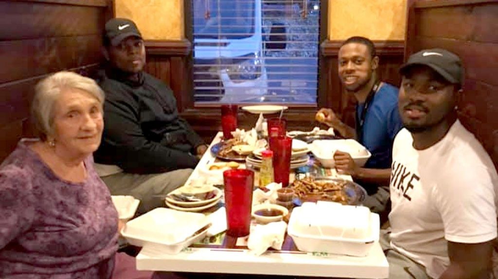  Viral: Hermoso acto de bondad a anciana que com&iacute;a sola en un restaurante 