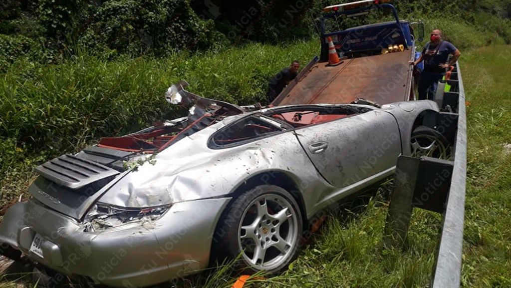  Fotos: Transitaba a las millas por carretera de Utuado y se puso el Porsche de "sombrero" 