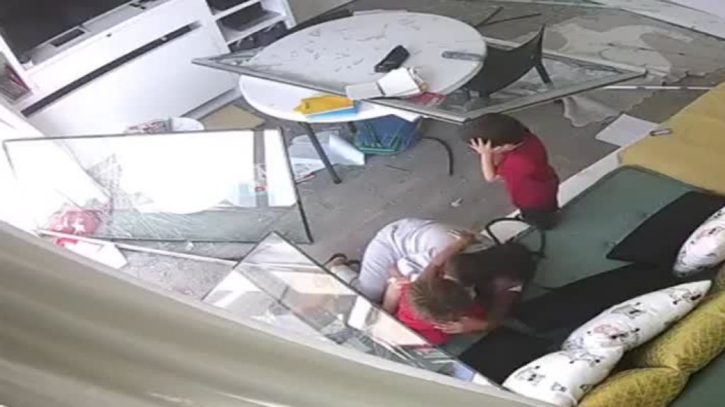  Video: Mujer con sus hijos miraba desde su casa la explosi&oacute;n en Beirut y los sorprendi&oacute; la onda expansiva 