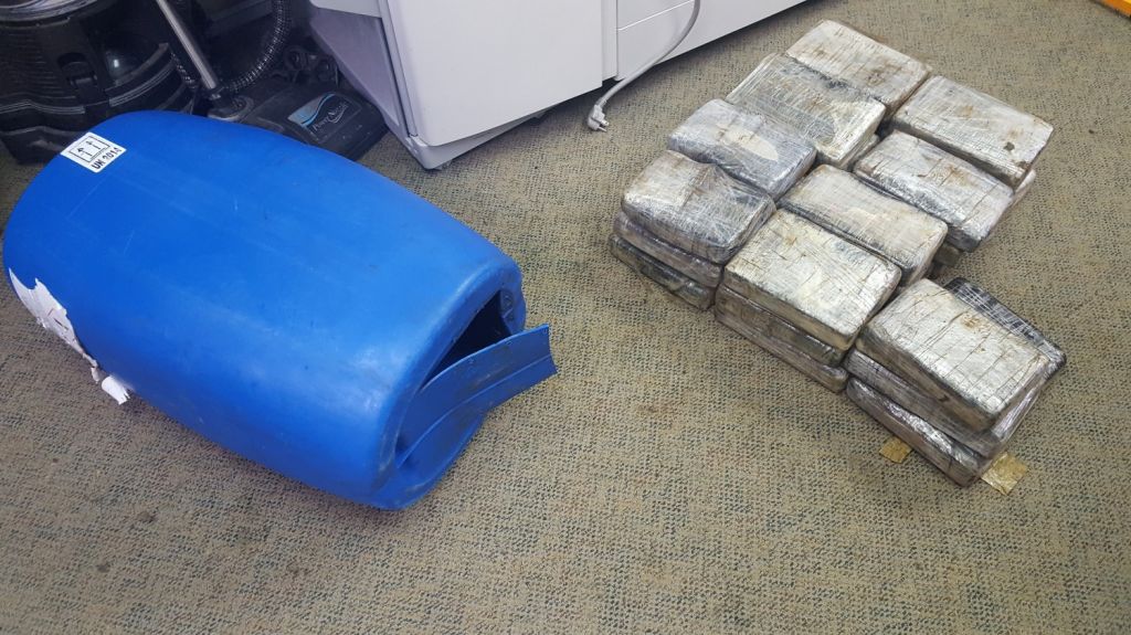  Federales detienen embarcaci&oacute;n con 72 libras de coca&iacute;na oculta en recipientes de gasolina 