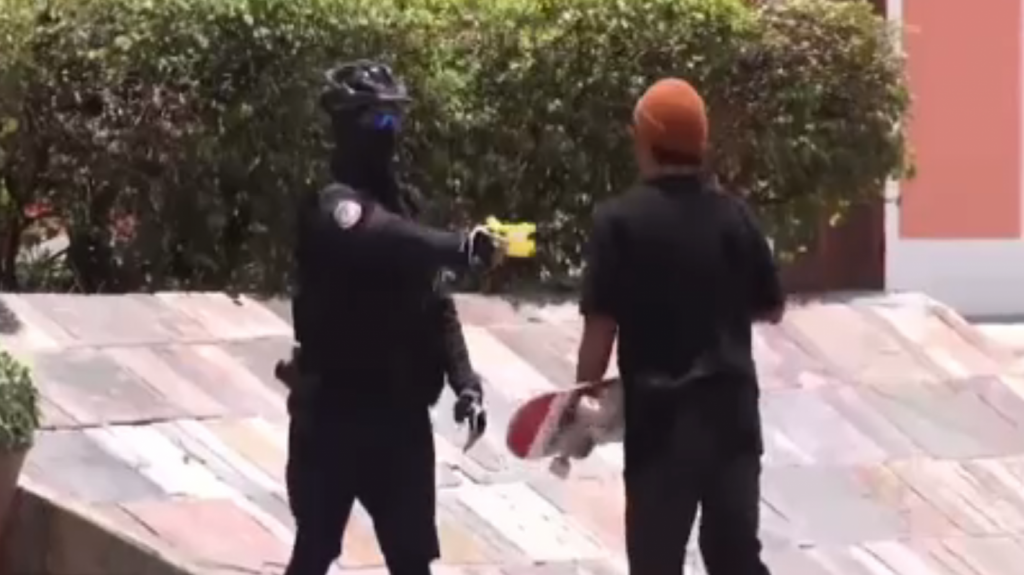  Video: Momento en que hombre &ldquo;reta&rdquo; le hace frente y agrede a un polic&iacute;a municipal de Carolina 