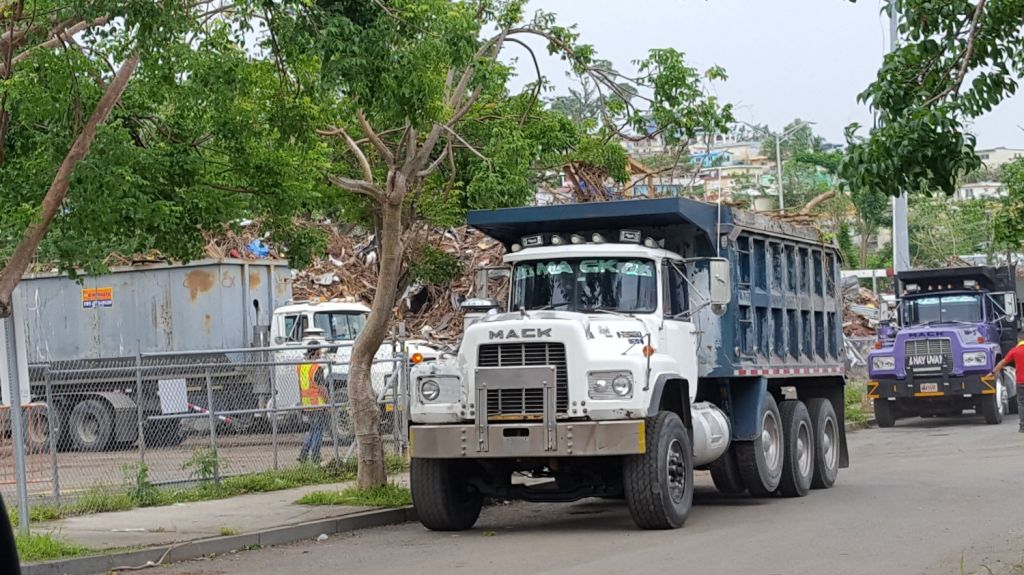 LÃ­deres comunitarios denuncian que municipio de San Juan deposita escombros y material vegetativo en RÃ­o Piedras