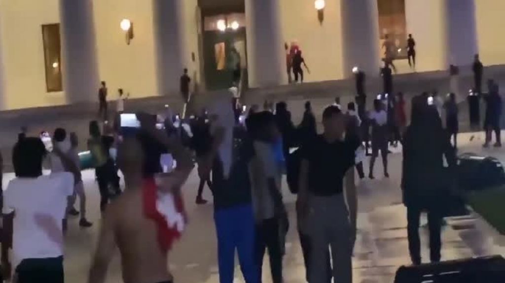  Otro video muestra el momento en que manifestantes entran a la casa Blanca 