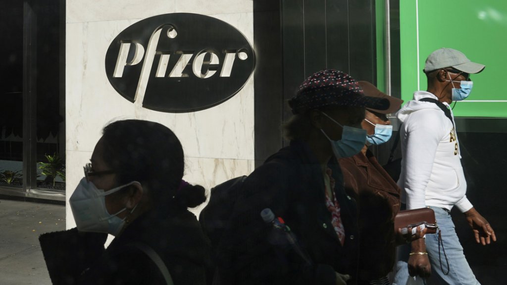  Pfizer afirma que su vacuna contra el coronavirus tiene una efectividad del 95 % y protege a personas mayores 