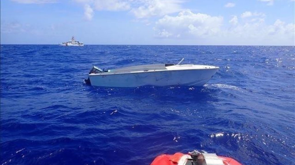  Guardacostas interceptan embarcaci&oacute;n de viaje ilegal con 36 dominicanos en el Paso de la Mona 
