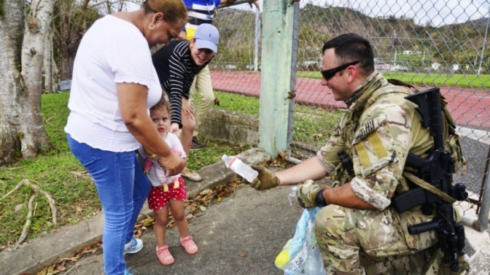 Guardia Costera lleva suministros a damnificados en Utuado