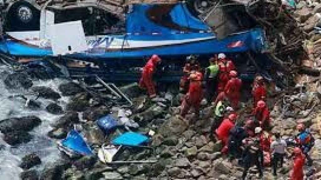  Vea video: Al menos 43 muertos tras la ca&iacute;da de autob&uacute;s a un abismo en el sur de Per&uacute; 