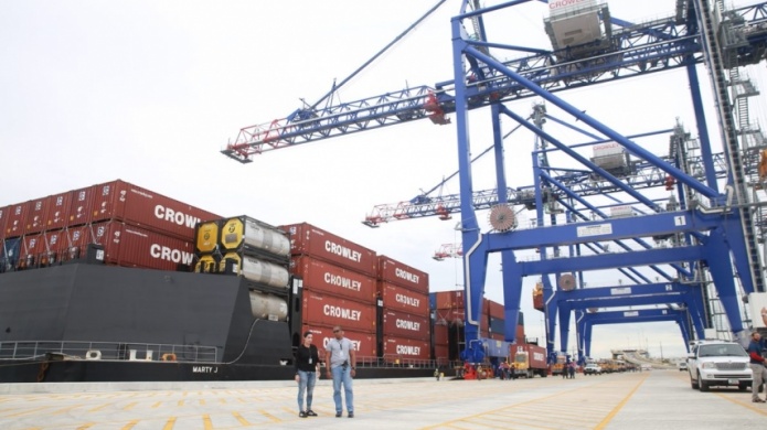 Llegan mÃ¡s suministros a la isla gracias a donaciones de espacios para mover vagones en embarcaciones