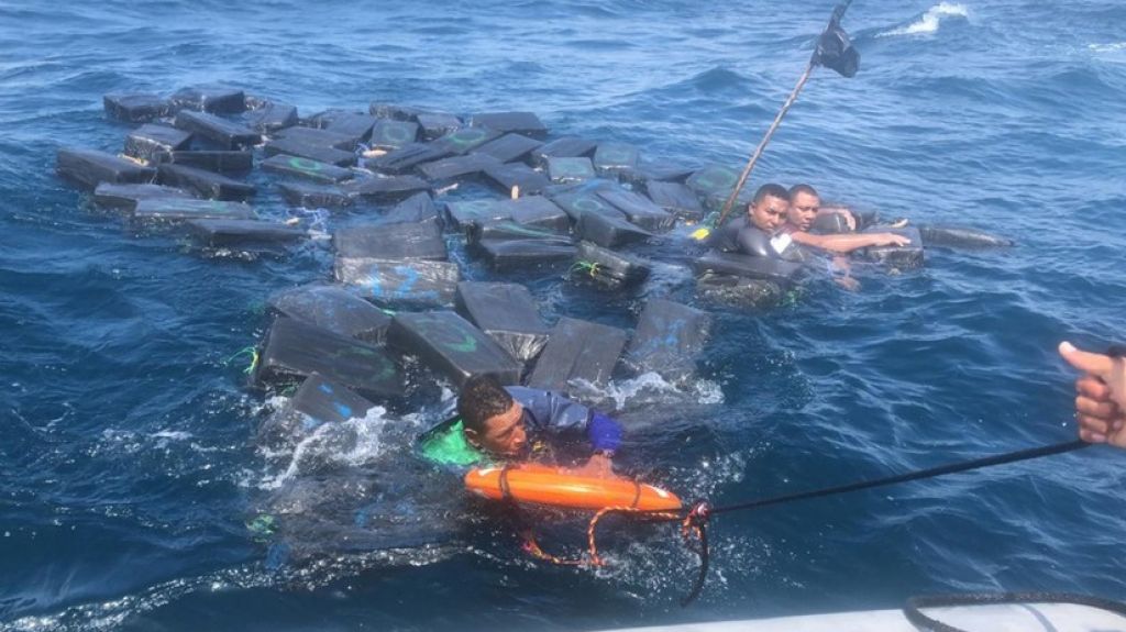  VIDEO: Rescatan en las costas de Colombia a presuntos narcotraficantes n&aacute;ufragos flotando entre paquetes de coca&iacute;na 