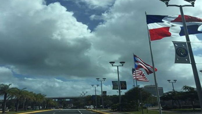 Ondea la bandera de Santo Domingo Frente al Choliseo
