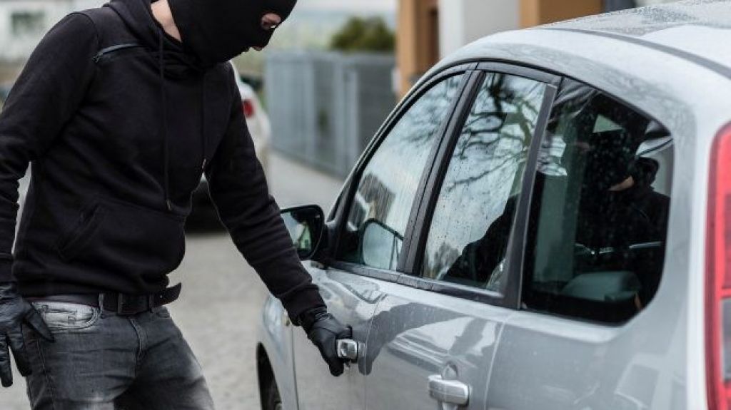  Le roban el auto en estacionamiento de dispensario de cannabis medicinal en Puerto Nuevo 