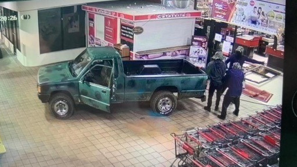  Atenci&oacute;n: El FBI los busca por robo de cajero ATH en Vega Baja 