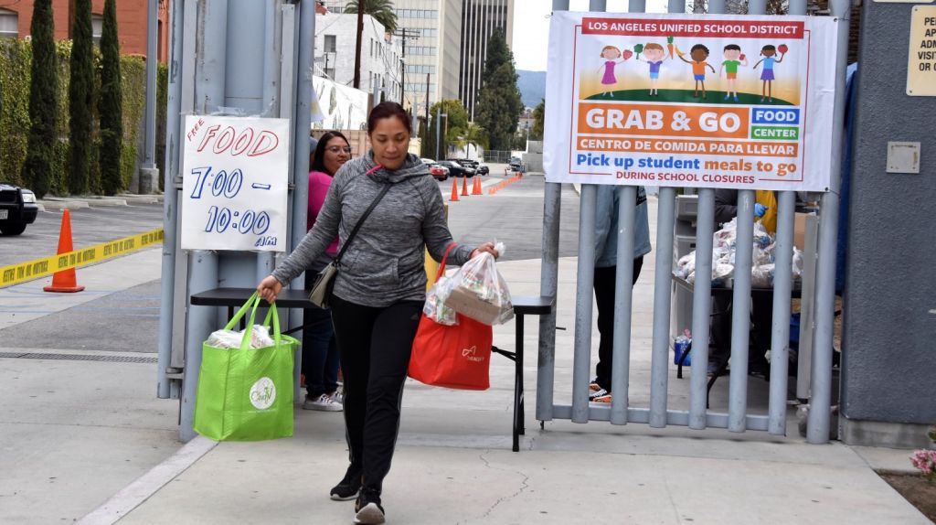  Cerca de cruzar las 6.000 muertes California se alista para revertir apertura 