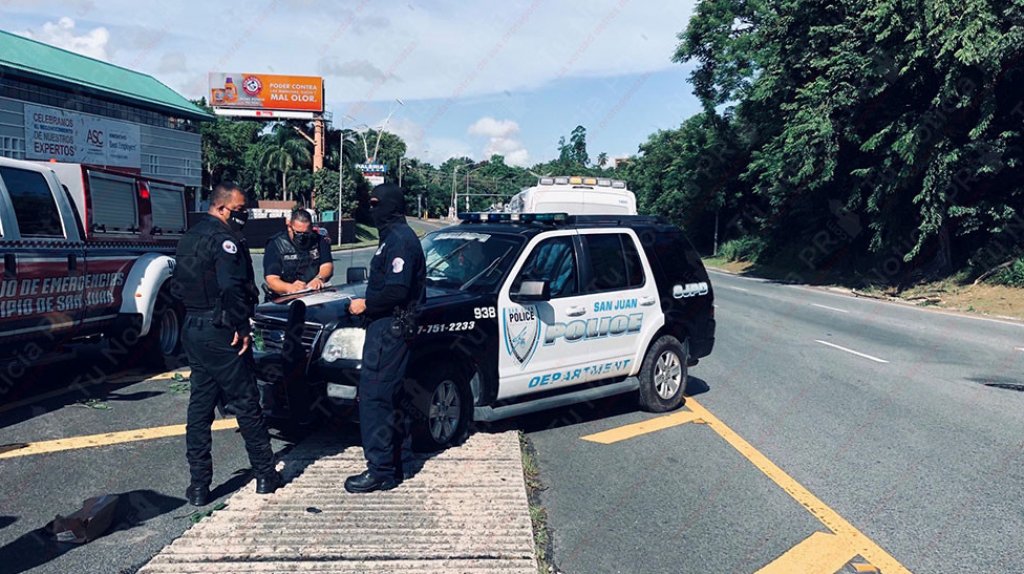  Fotos: Dos polic&iacute;as municipales heridos al chocar patrulla con un &aacute;rbol en Cupey 