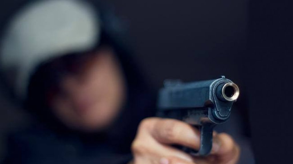  Hombre intercambia disparos con ladr&oacute;n de auto en Bayam&oacute;n 