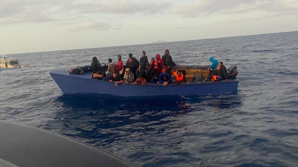  FURA detiene 42 personas a bordo de una yola en Aguada 