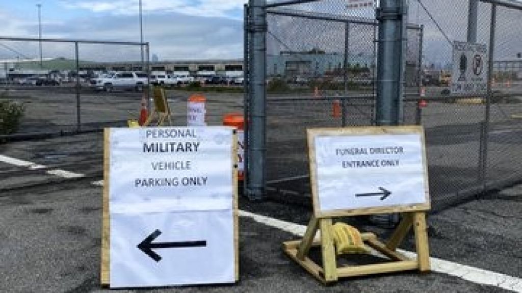  Fotos: Instalan &ldquo;cementerio&rdquo; temporal en estacionamiento de Brooklyn por crisis de COVID-19 
