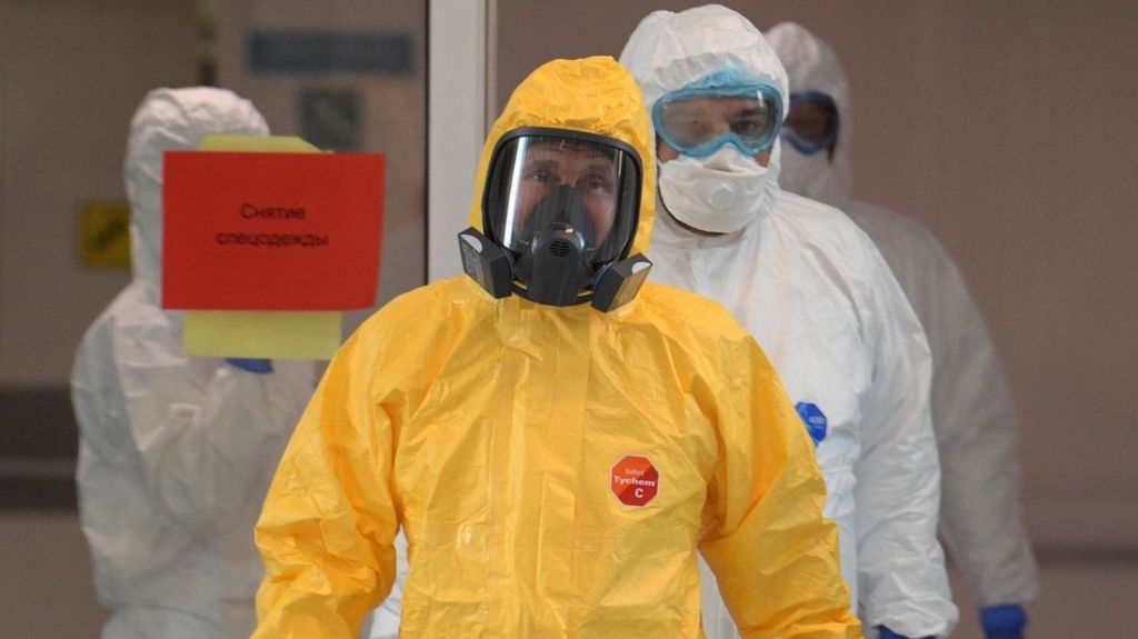  VIDEO: Putin se pone un traje de protecci&oacute;n durante su visita a un hospital ruso que recibe a pacientes con s&iacute;ntomas de coronavirus 