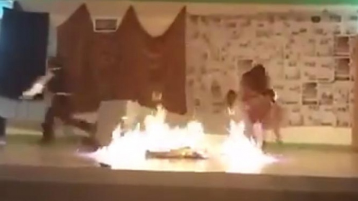Video: Estudiantes se queman en plena obra de teatro