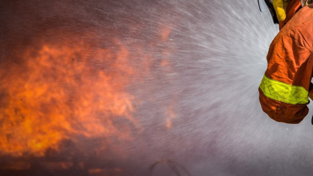 Sujeto que pretende pegarle fuego a su veh&iacute;culo resulta con quemaduras en Bayam&oacute;n 