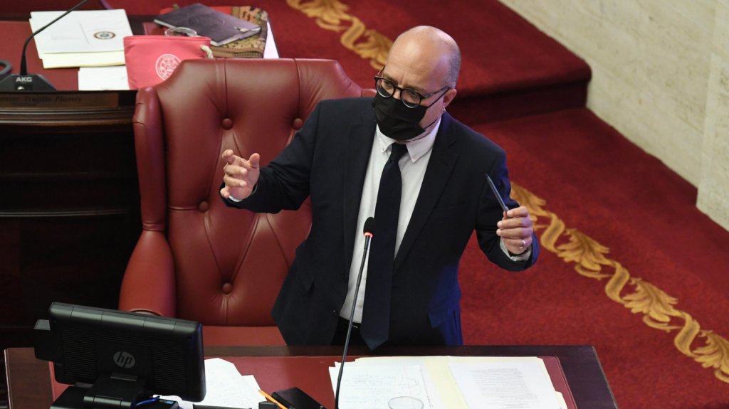  Senador Bernabe: &ldquo;No tenemos que escoger entre energ&iacute;a f&oacute;sil y energ&iacute;a nuclear cuando tenemos una mejor alternativa&rdquo; 