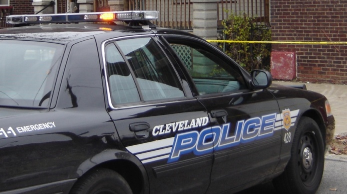 NiÃ±o de 2 aÃ±os muriÃ³ al dispararse con el arma policial de su padre en Cleveland