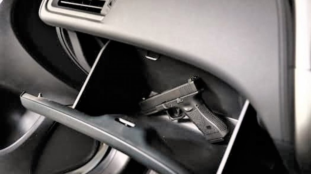  Le roban arma de reglamento a oficial de Correcci&oacute;n 