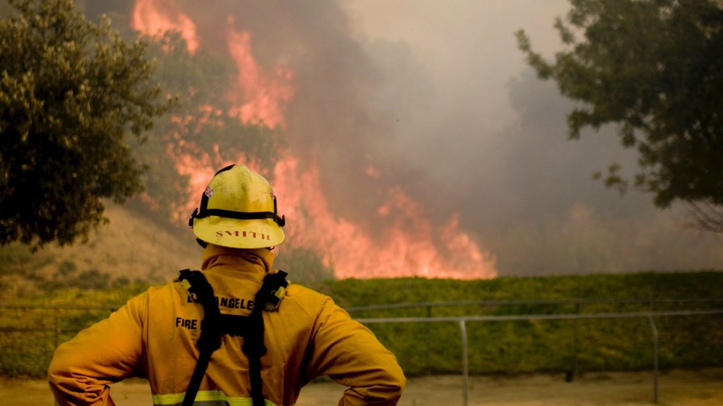  El mayor incendio forestal en historia de Colorado amenaza populosas ciudades 