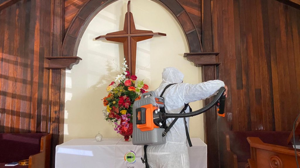  Desinfectan 43 iglesias de Ceiba 