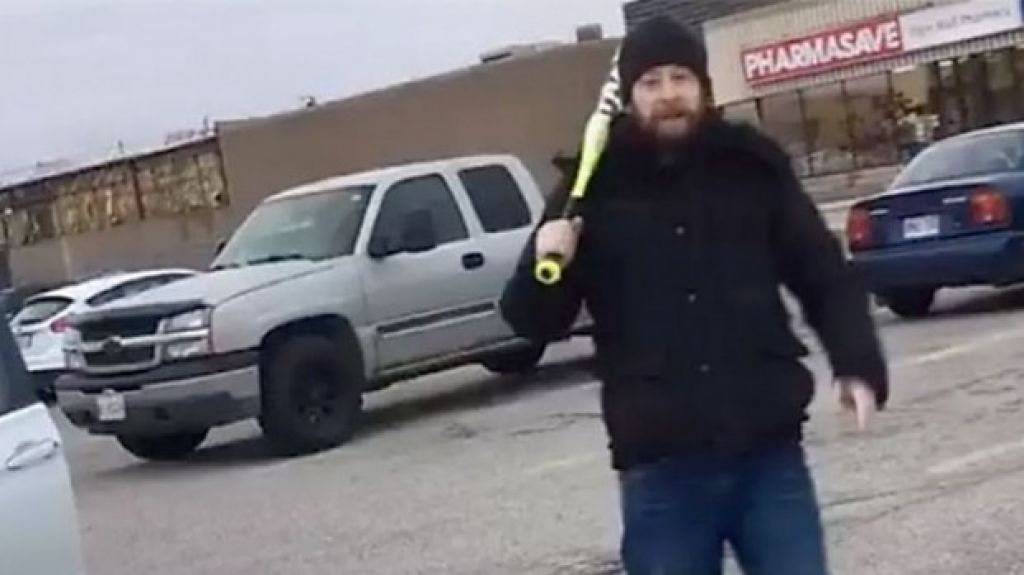 Video: Hombre ataca con un bate a familia colombiana que conversaba en espaÃ±ol