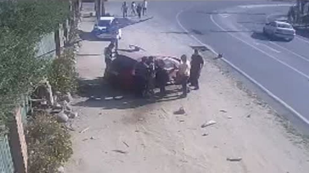  Video: &iexcl;De milagro! Hombre logra esquivar coche sin control 