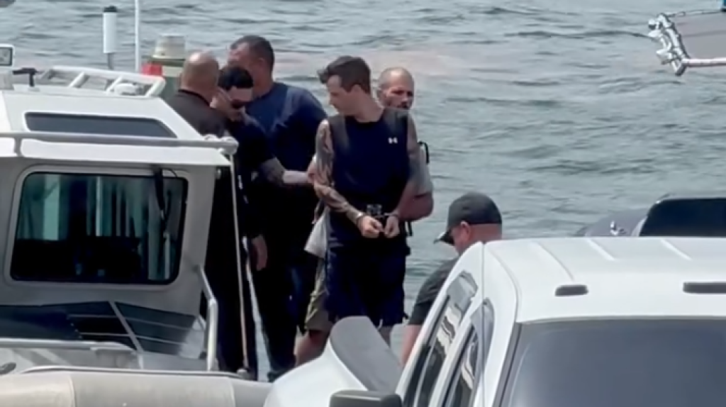  Video: Momento en que traen en lancha a fugitivo arrestado en Culebra 