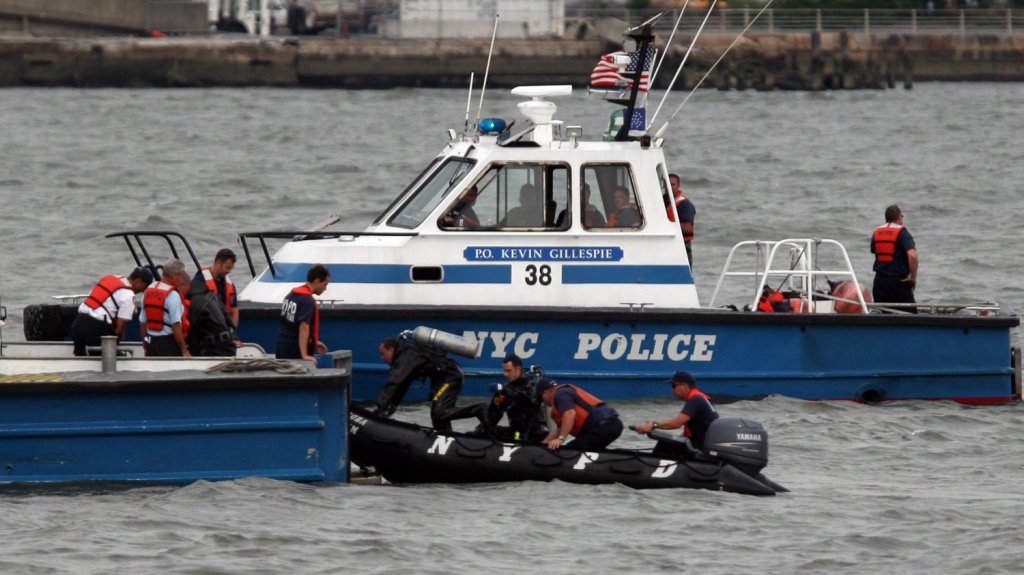  Tres fallecidos en un accidente en Nueva York al caer un coche en un arroyo 