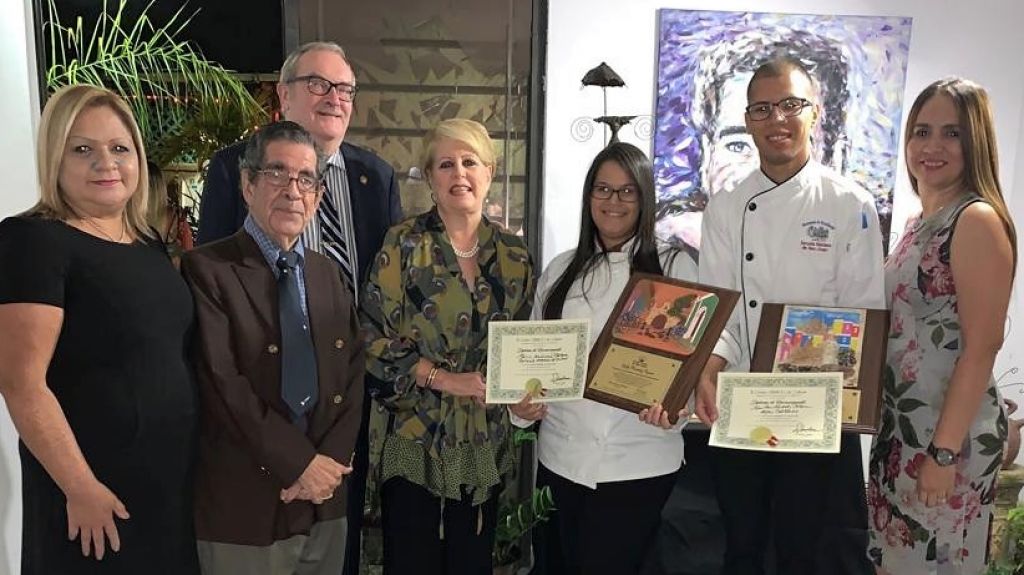  Premian a estudiantes destacados de la Escuela Hotelera de San Juan 