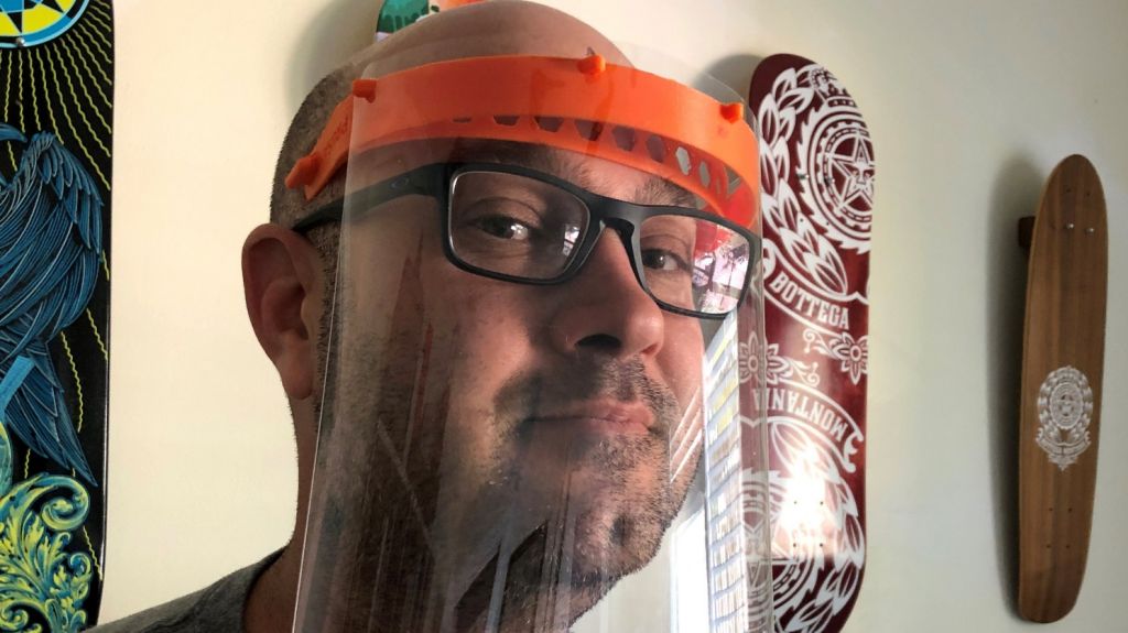  Con tres impresoras 3D en su garaje, un floridano fabrica "escudos faciales" 