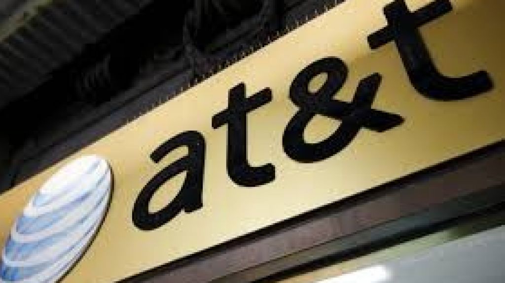  Unionados protestan frente a evento auspiciado por AT&T 