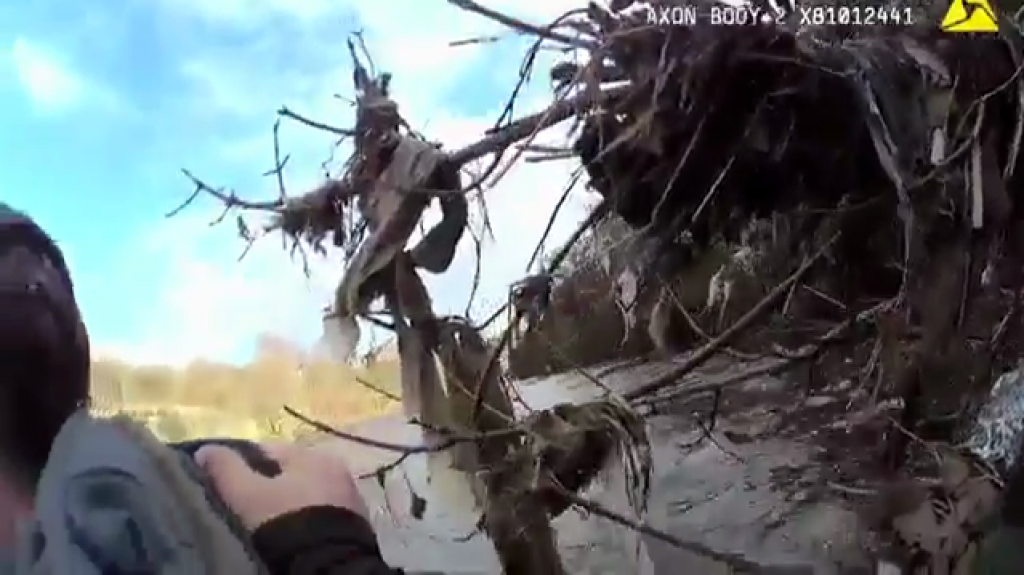  VIDEO: C&aacute;mara corporal graba c&oacute;mo un polic&iacute;a se lanza a un r&iacute;o helado para salvar a un hombre 