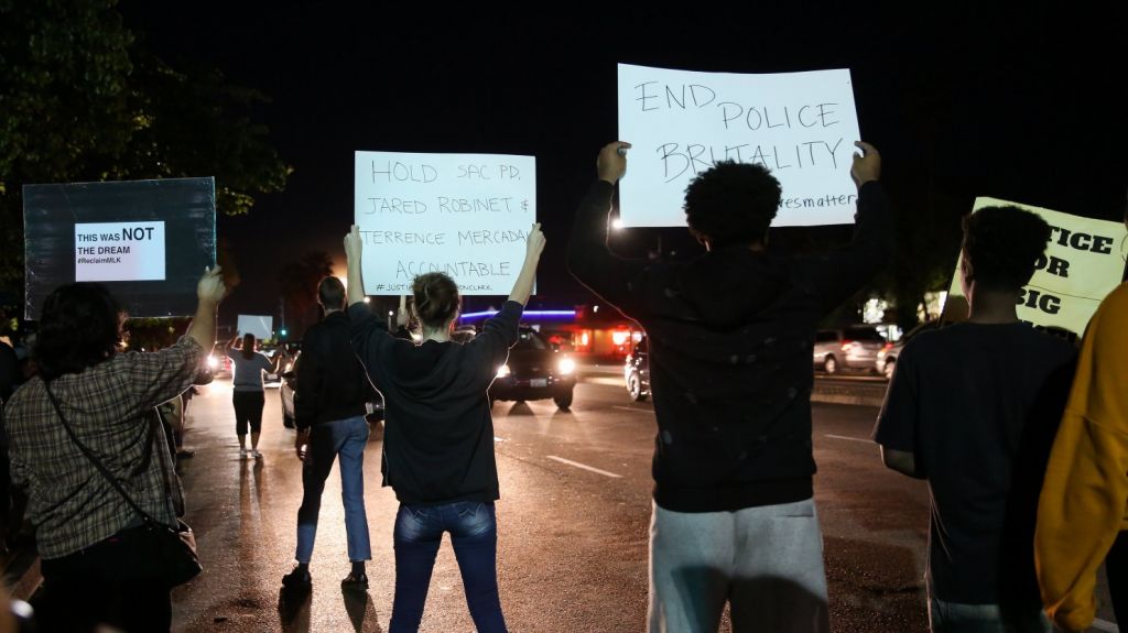  Patrulla de la polic&iacute;a&nbsp;atropella a una mujer en protestas raciales de Sacramento 