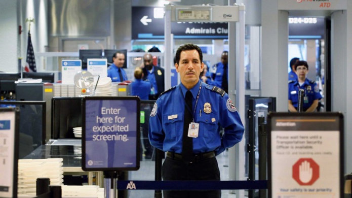 Detienen en aeropuerto de Miami a 2 ecuatorianos por no reportar dÃ³lares