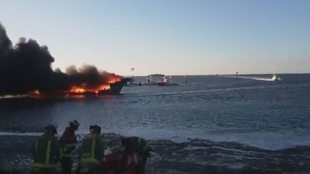  Video:&nbsp;Bote casino con 50 personas a bordo se incendia en Florida 