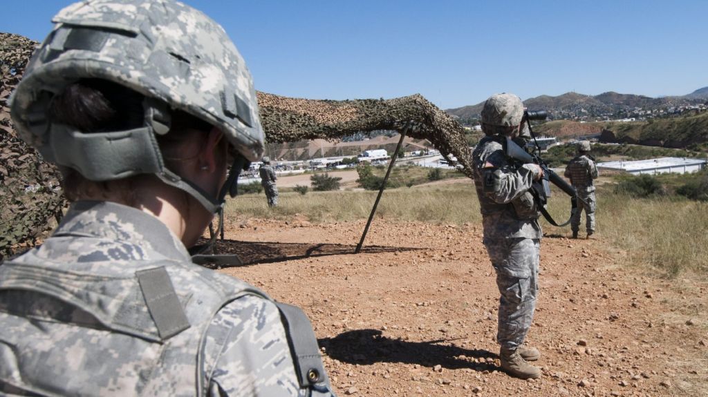  El Gobierno ordena desplegar m&aacute;s de 5.000 soldados a su frontera con M&eacute;xico 