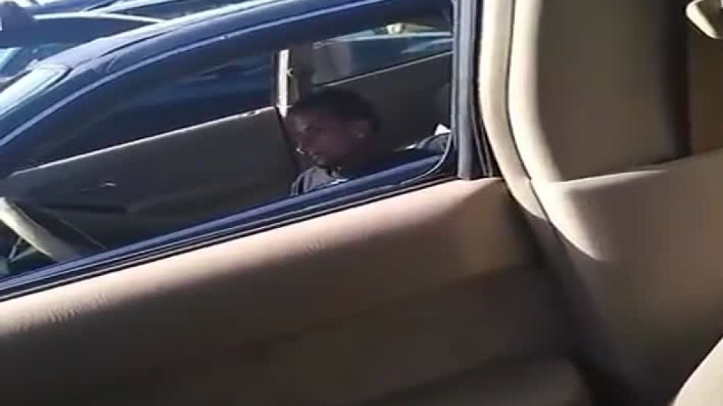  Video: Mujer insulta a hombre que se masturbaba en el Drive Inn Plaza de Bayamón