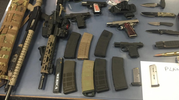 Tres personas detenidas en Nueva Jersey con un arsenal de armas cargadas