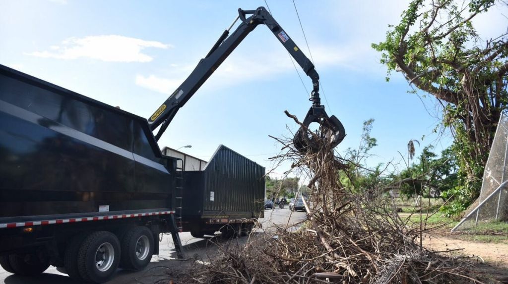 DTOP inicia mega operativo con mil unidades de camiones y equipo pesado para recoger escombros en la isla